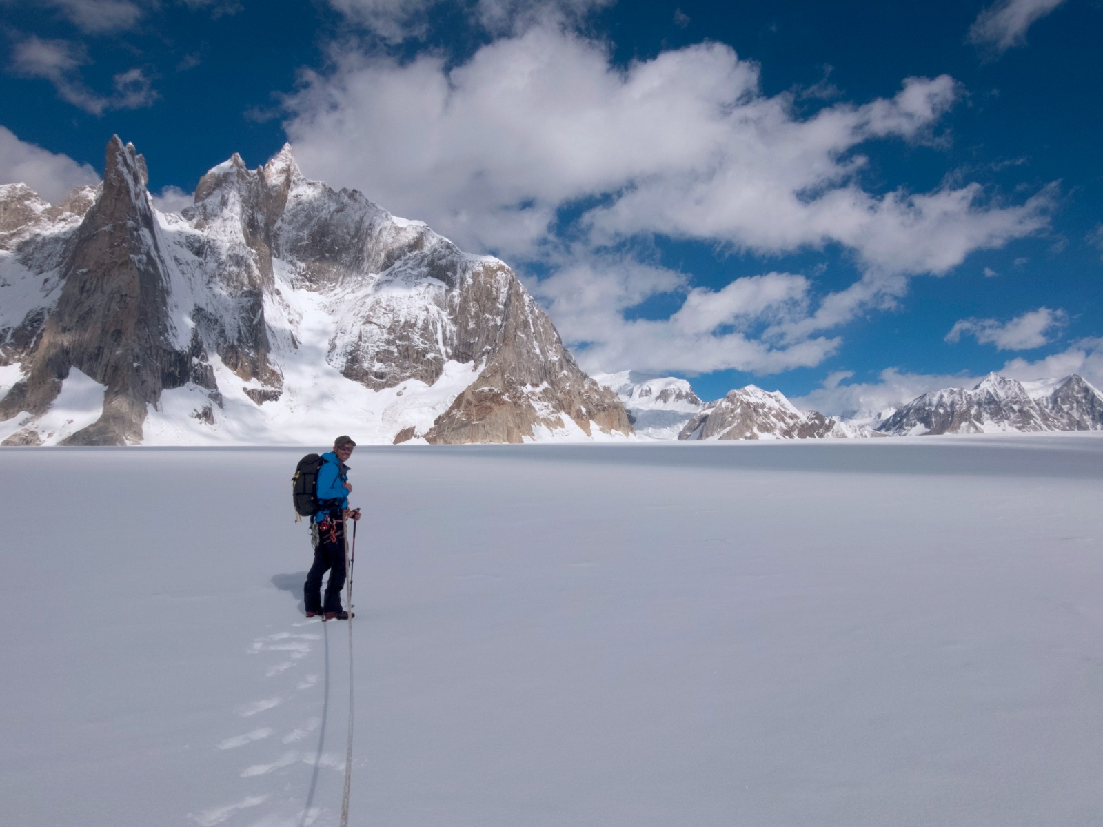 Trekker en el glaciar Biafo con las agujas del Karakorum al fondo